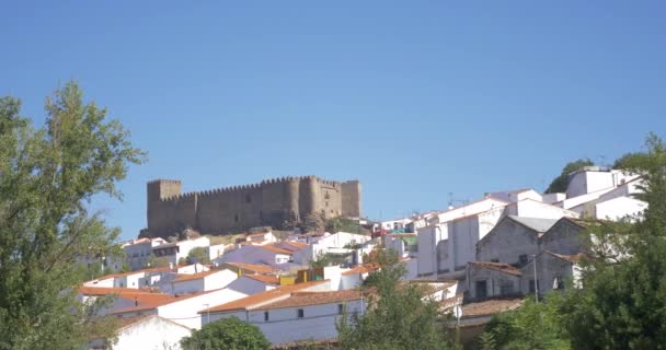 Blanco Típico Pueblo Español Con Castillo Medieval Cima Colina Idílico — Vídeos de Stock
