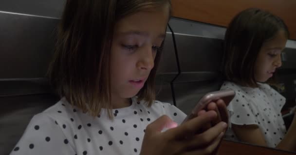 Μικρό Χαριτωμένο Κορίτσι Όμορφο Χρησιμοποιώντας Κινητό Τηλέφωνο Smartphone Νέας Τεχνολογίας — Αρχείο Βίντεο