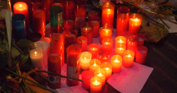 Barcelona Spanje Augustus 2017 Anonieme Mensen Memorial Kaarsen Terroristische Aanvallen — Stockvideo