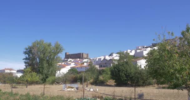 Blanco Típico Pueblo Español Con Castillo Medieval Cima Colina Idílico — Vídeos de Stock