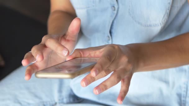 Mãos Femininas Usando Smartphone — Vídeo de Stock