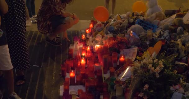 バルセロナ スペイン 2017 テロリストの匿名の人々 記念蝋燭攻撃バルセロナ ランブラス通り — ストック動画