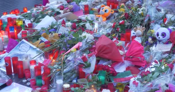 Barcelona Spanyolország Augusztus 2017 Névtelen Emberek Memorial Gyertyák Terrorista Támadás — Stock videók