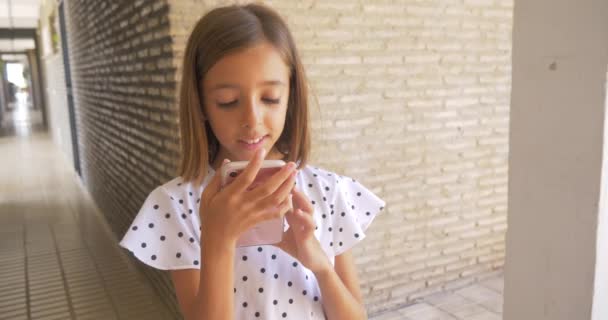 Pequeña Linda Hermosa Chica Usando Teléfono Móvil Teléfono Inteligente Nueva — Vídeo de stock