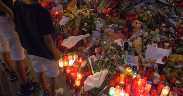 Barcelona Spanje Augustus 2017 Anonieme Mensen Memorial Kaarsen Terroristische Aanvallen — Stockvideo