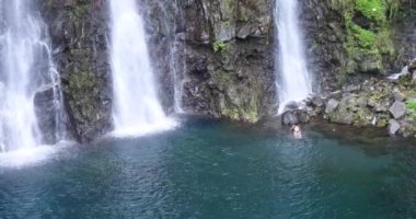 şelale tropikal doğa manzara, doğal kaynaklar, saf yeşil enerji, güzel sakin çevre güç güçlü aqua su düşmek cascade, Milli Parkı korumalı alan göl ve nehir