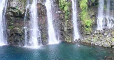 şelale tropikal doğa manzara, doğal kaynaklar, saf yeşil enerji, güzel sakin çevre güç güçlü aqua su düşmek cascade, Milli Parkı korumalı alan göl ve nehir