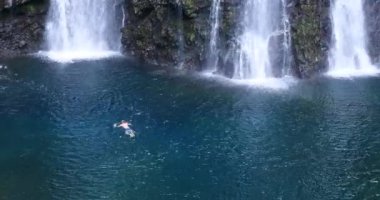 büyük şelale çağlayan Yüzme insanlar