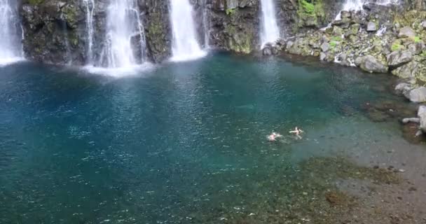 Gente Nadando Lado Cascada Grande — Vídeos de Stock