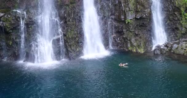 カスケードの大きな滝の横に泳ぐ人たち — ストック動画