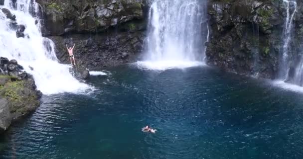Люди Плавают Рядом Большим Водопадом Каскад — стоковое видео