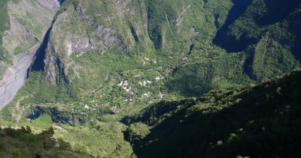 熱帯の風景と丘陵地の森林植生とリモートの田舎の小さな村を緑の山々 — ストック動画