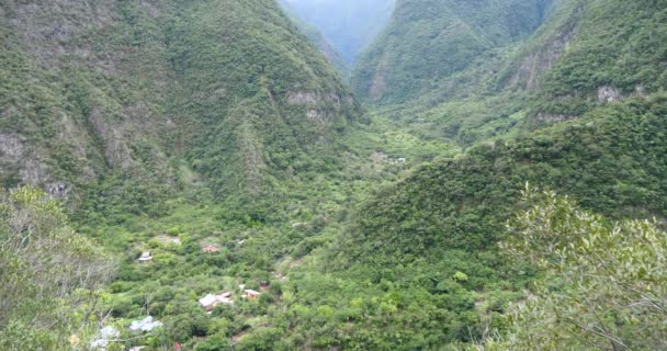 Montanhas Verdes Pequena Aldeia Campo Rural Remoto Com Vegetação Florestal — Vídeo de Stock