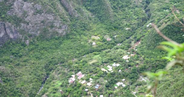 熱帯の風景と丘陵地の森林植生とリモートの田舎の小さな村を緑の山々 — ストック動画