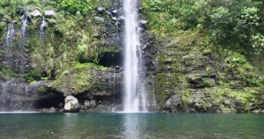 şelale tropikal doğa manzara, doğal kaynaklar, saf yeşil enerji, güzel sakin çevre güç güçlü aqua su düşmek cascade, Milli Parkı korumalı alan göl ve nehir