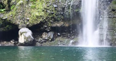 şelale tropikal doğa manzara, doğal kaynaklar, saf yeşil enerji, güzel sakin çevre güç güçlü aqua su düşmek cascade, Milli Parkı korumalı alan göl ve nehir