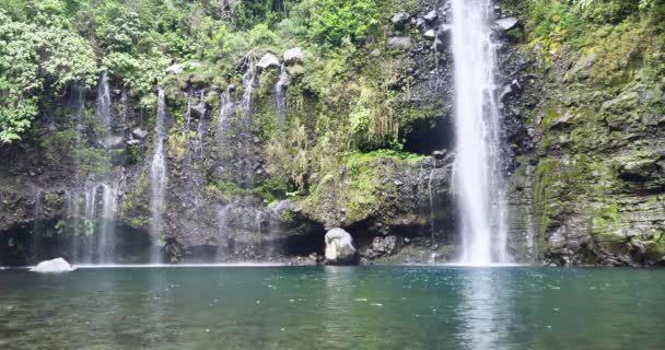 熱帯の自然風景 天然資源 純粋なグリーン エネルギー 美しい静かな環境の力で滝 強力なアクア水の落ちる滝 国立公園保護エリア湖と川 — ストック動画