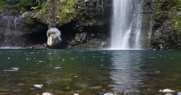 熱帯の自然風景 天然資源 純粋なグリーン エネルギー 美しい静かな環境の力で滝 強力なアクア水の落ちる滝 国立公園保護エリア湖と川 — ストック動画