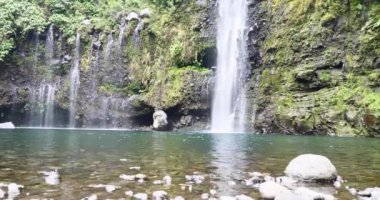 şelale tropikal doğa manzara, doğal kaynaklar, saf yeşil enerji, güzel sakin çevre güç güçlü aqua su düşmek cascade, Milli Parkı korumalı alan göl ve nehir