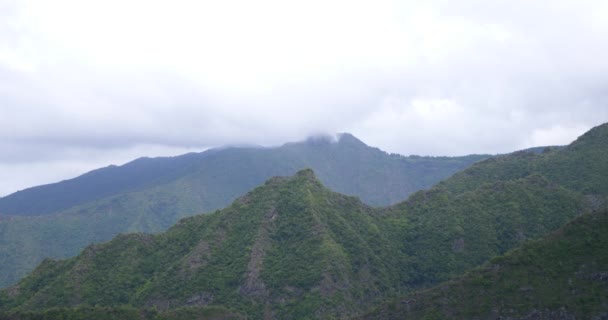 Schnelllebige Wolken Über Den Bergen Tropische Vegetation Atemberaubende Landschaften Nebligen — Stockvideo