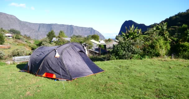 Tält Camping Landsbygdens Bergsby — Stockvideo