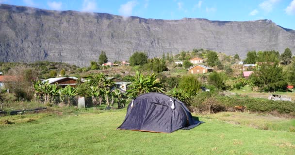 農山村でのキャンプ テント — ストック動画