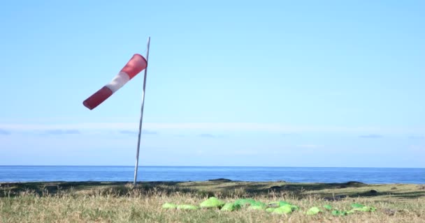 Manguito Aire Moviéndose Viento Con Cielo Azul Indicador Cono Viento — Vídeo de stock