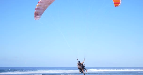 滑翔伞飞越令人惊叹的海滩海景色 Paraglide 在阳光明媚的夏日上空飞越热带岛屿 冒险极限运动 — 图库视频影像