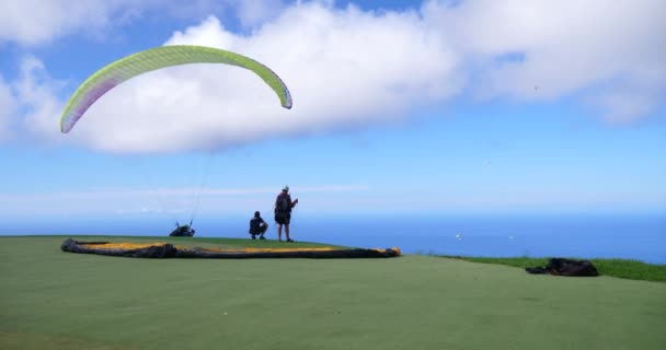 滑翔伞起飞飞越惊人的海滩 — 图库视频影像