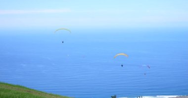 Paraşütler muhteşem plaj deniz manzara, paraglide tropik ada, macera aşırı spor içinde güneşli yaz gün içinde üzerinde uçmak 