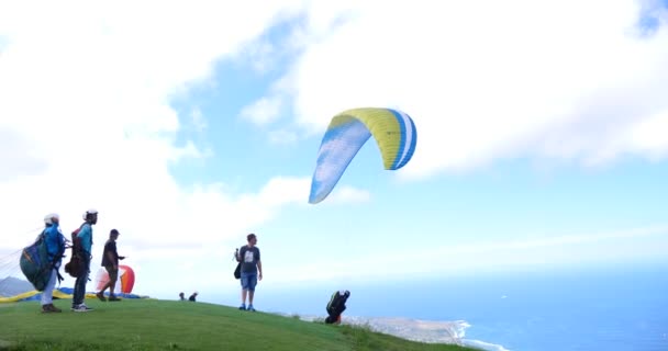 Paraglider Opstijgen Vliegen Geweldig Strand — Stockvideo