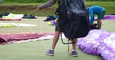 Yamaçparaşütü inanılmaz sahil boyunca sinek al