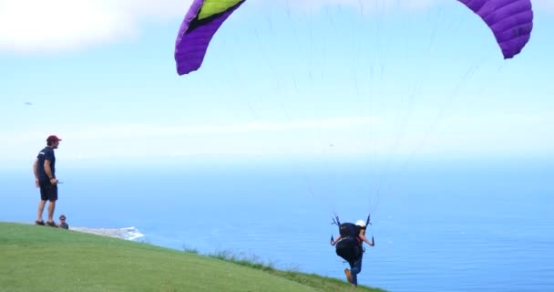 Gleitschirmflug Über Traumhafte Strandlandschaft Gleitschirmflug Sonnigen Sommertagen Über Tropische Insel — Stockvideo