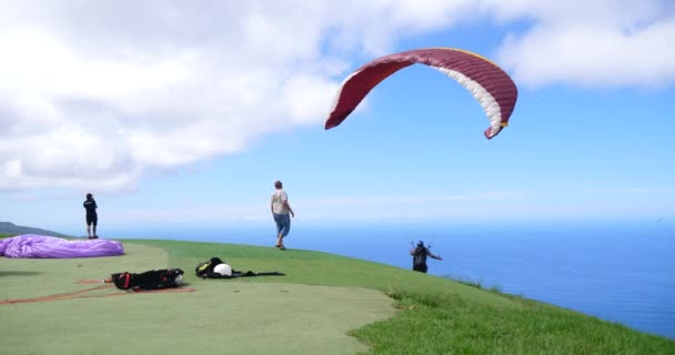 滑翔伞起飞飞越惊人的海滩 — 图库视频影像