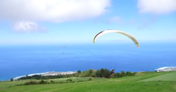 Paraglider Vliegen Geweldige Strand Zee Landschap Paragliden Zonnige Zomerdag Tropische — Stockvideo