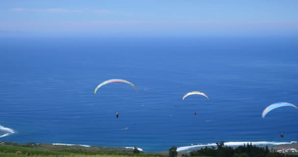 Paralayang Terbang Atas Lanskap Pantai Yang Menakjubkan Paraglide Hari Musim — Stok Video