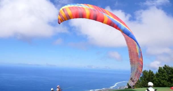 Paraglider Vliegen Geweldige Strand Zee Landschap Paragliden Zonnige Zomerdag Tropische — Stockvideo