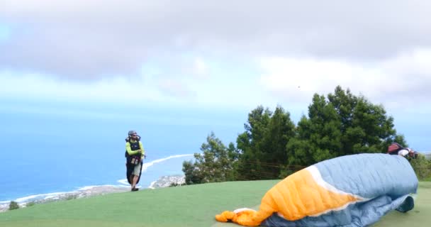 滑翔伞飞越令人惊叹的海滩海景色 Paraglide 在阳光明媚的夏日上空飞越热带岛屿 冒险极限运动 — 图库视频影像