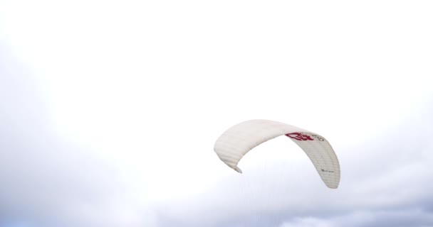 Parapente Voar Sobre Incrível Praia Paisagem Mar Parapente Dia Ensolarado — Vídeo de Stock