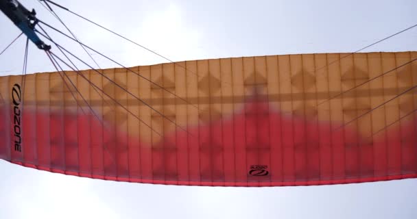 Siklóernyő Átrepülnek Csodálatos Strand Tengeri Táj Paplanernyővel Napsütéses Nyári Napon — Stock videók