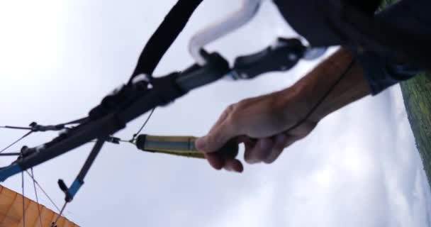 Parapente Voar Sobre Incrível Praia Paisagem Mar Parapente Dia Ensolarado — Vídeo de Stock