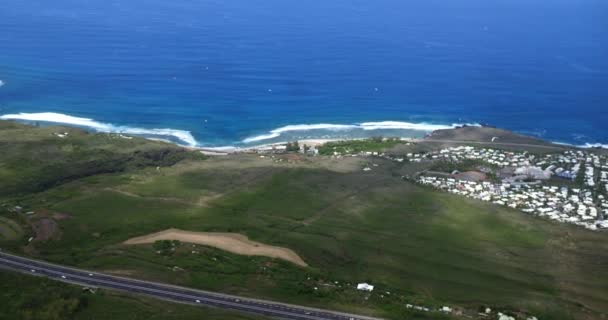 Parapente Vuela Sobre Increíble Paisaje Marino Playa Desliza Soleado Día — Vídeos de Stock