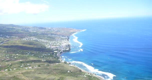 Parapente Vuela Sobre Increíble Paisaje Marino Playa Desliza Soleado Día — Vídeos de Stock