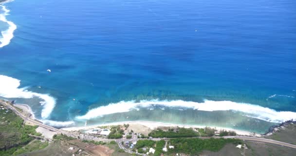 Parapente Voar Sobre Incrível Praia Paisagem Mar Parapente Dia Ensolarado — Vídeo de Stock