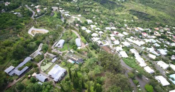 鸟瞰自然风景与房子 村庄和农村路 — 图库视频影像