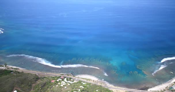 素晴らしいビーチ海風景 冒険極端なスポーツは熱帯の島の日当たりの良い夏の日にパラグライダーで飛ぶ飛ぶパラグライダー — ストック動画