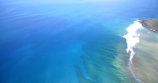 Yamaçparaşütü Uçmak Harika Plaj Deniz Manzara Paraglide Tropik Ada Macera — Stok video