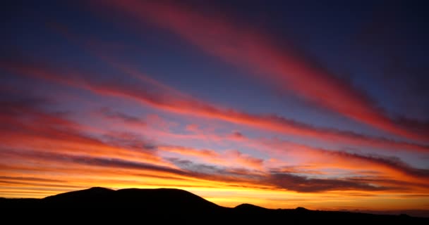 Sorprendente Tramonto Rosso Alba Sulle Montagne Silhouette Paesaggio Panoramico Con — Video Stock