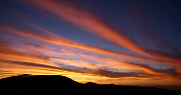 Geweldige Rode Zonsondergang Zonsopgang Boven Bergen Silhouet Panoramische Landschap Met — Stockvideo
