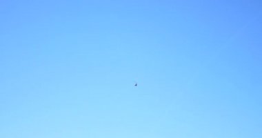 gökyüzünde uçan helikopter